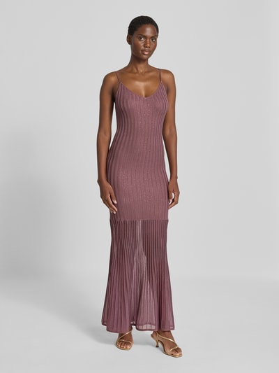 Frauenmodel trägt Strickkleid in Ripp-Optik Modell 'MEENA' von GUESS in Rosa mit Ziersteinbesatz, figurbetont, Maxilänge, Ganzkörperansicht von vorne.