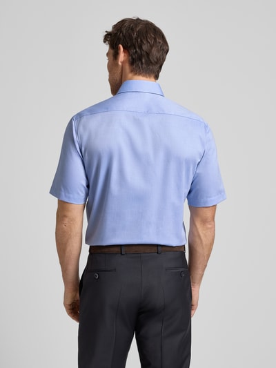 Männermodel trägt Regular Fit Business-Hemd aus Baumwolle mit Kentkragen von ETERNA, hellblau, feine Textur, Ganzkörperansicht Rückansicht, Herren Business-Hemd, Reine Baumwolle, Regular Fit, Kentkragen, Knopfleiste, 1/2-Arm, Rückenlänge 80 cm, Schulterbreite 45 cm, Ärmellänge 28 cm, Größe 40