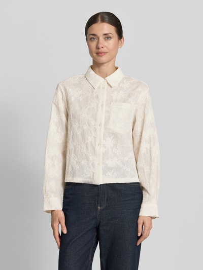 Vrouwenmodel draagt Bluse mit Brusttaschen Modell 'Sylvia' van MSCH Copenhagen in gebroken wit, katoen, recht fit, borstzak, vooraanzicht heuphoogte