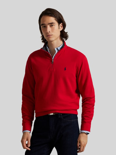 Männermodel trägt Regular Fit Sweatshirt aus Baumwoll-Mix von Polo Ralph Lauren in Rot mit sichtbarem Logo, Nahaufnahme Oberkörper. Herren Sweatshirt von Polo Ralph Lauren.