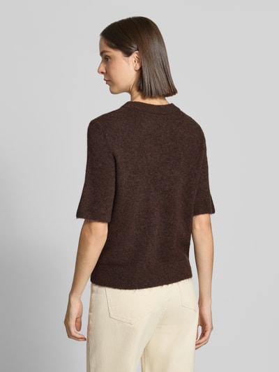 Frauenmodel trägt Regular Fit Pullover mit Woll-Anteil Modell 'Pimota' von OPUS in Dunkelbraun, kombiniert mit heller Hose, Ganzkörperansicht Rückansicht. Damen Pullover von OPUS.
