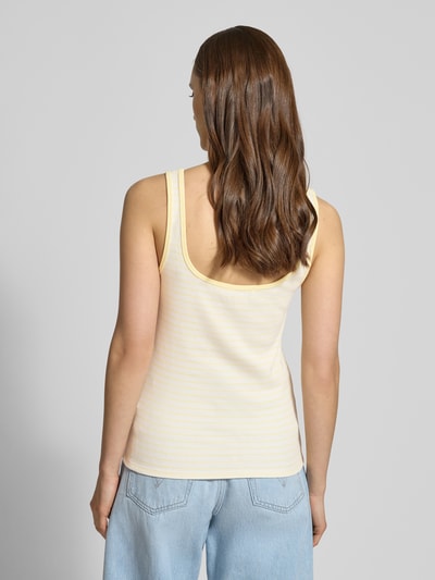 Frauenmodel trägt Trägertop in Ripp-Optik mit Logo von Calvin Klein Jeans in Pastellgelb, Slim Fit, Rückenlänge 59 cm, Ganzkörperansicht Rückansicht.
