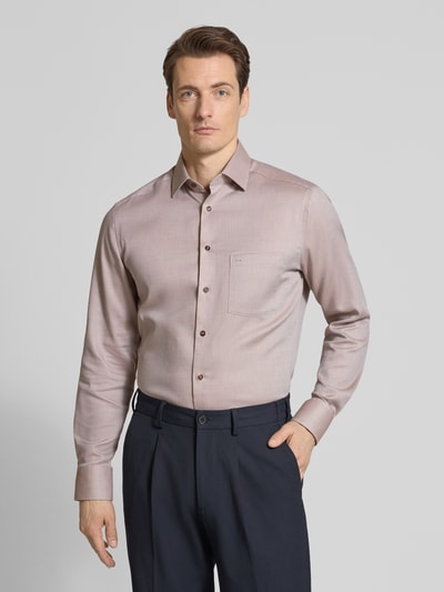 Męski model nosi Regular Fit Business-Hemd aus Baumwolle mit Kentkragen od OLYMP, krój regular fit, bawełna, listwa guzikowa, brustasza, długość tyłu w rozmiarze 40: 73 cm, szerokość ramion w rozmiarze 40: 47 cm, długość rękawów w rozmiarze 40: 65 cm, jasnobeżowy, lekki połysk, gładka tekstura, Ganzkörperansicht z przodu.
