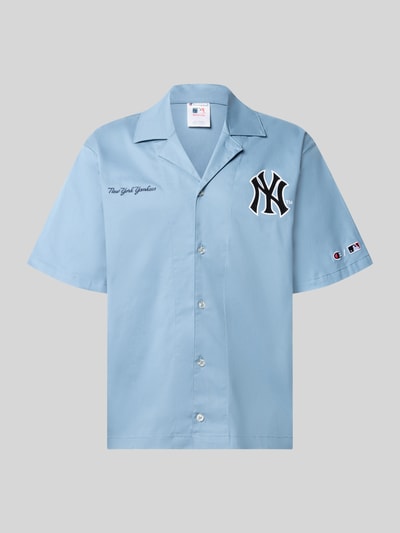 Produktfoto, Relaxed Fit Freizeithemd aus Baumwoll-Mix von Champion in Hellblau mit Statement-Stitching, Reverskragen, kurzen Ärmeln, einfarbige Knopfleiste, New York Yankees Logo und Schriftzug, elastischer Baumwoll-Mix, für Herren