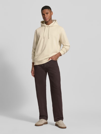 Männermodel trägt Regular Fit Hoodie aus reiner Baumwolle von Marc O'Polo in Beige, unifarben, langarm, gerippte Abschlüsse, Ganzkörperansicht von vorne.