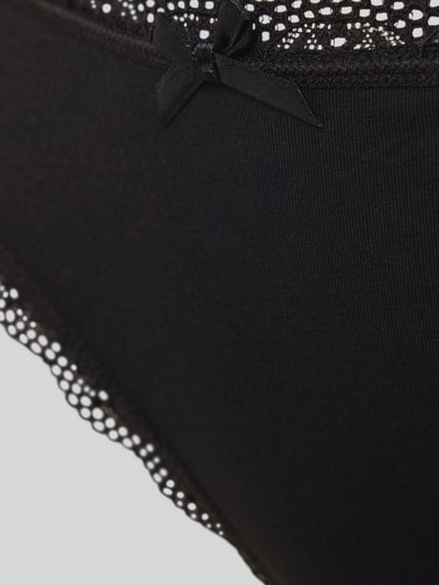Frauenmodel trägt Stringi mit wiązanym detalem i obszyciem koronką, Mieszanka bawełny i elastanu, String mit Schleifen-Detail im 3er-Pack von DORINA, detailaufnahme.