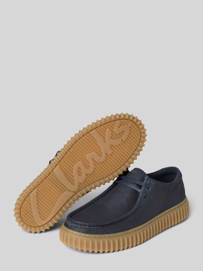 Produktfoto, Bootsschuhe aus beschichtetem Leder Modell 'Torhill' von Clarks, dunkelblau, Schnürung, profilierte Sohle, Herrenschuh