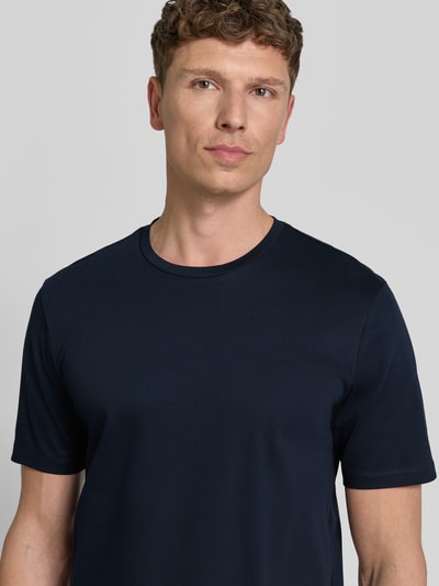 Männermodel trägt T-Shirt mit Rundhalsausschnitt von bugatti in Dunkelblau, reine Baumwolle, Slim Fit, Nahaufnahme Oberkörper.