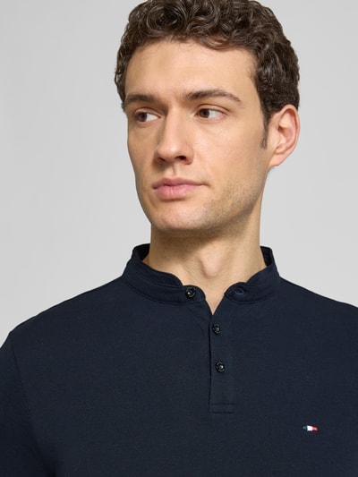 Männermodel trägt Regular Fit Poloshirt mit opstaande kraag van HECHTER PARIS van puur katoen, knoopsluiting, labelstitching, ruglengte maat M 67 cm, Nahaufnahme Oberkörper.