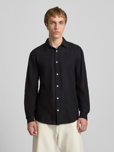 Männermodel trägt Slim Fit Freizeithemd aus Baumwoll-Leinen-Mix Modell 'CAIDENLS SOLID' von Only & Sons, Optik: Unifarben, Flammgarn, Ganzkörperansicht von vorne.