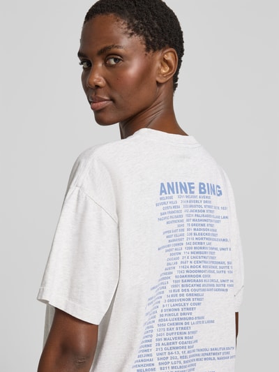 Frauenmodel trägt Oversized T-Shirt mit Logo-Print von Anine Bing aus reiner Baumwolle im Oversized-Fit, Ganzkörperansicht Rückansicht.