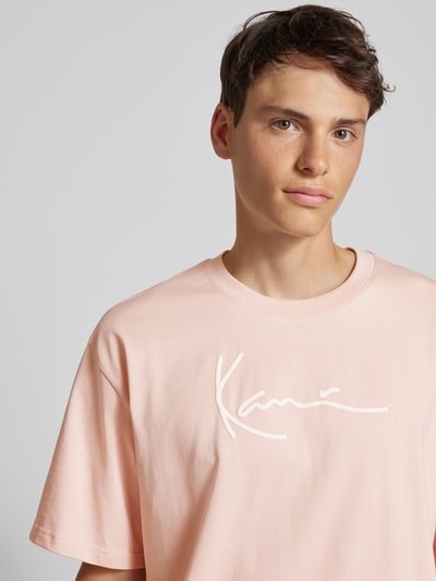 KARL KANI T-shirt z nadrukiem z logo model ‘Signature’ Różowawy 3