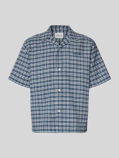 Produktfoto, Regular Fit Freizeithemd aus reiner Baumwolle von Carhartt Work In Progress in Blau-Weiß mit Strukturmuster, Kurzarm, Durchgehende Knopfleiste, Brand-Stitching, angenehme Stoffstruktur, Rückenlänge 74 cm, Schulterbreite 49 cm, Ärmellänge 29 cm bei Größe M.