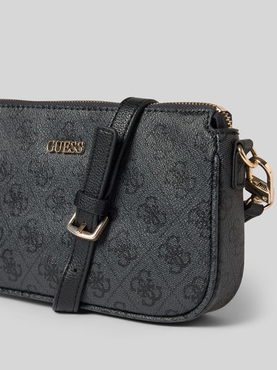 Produktfoto, czarny Pouch mit Label-Applikation model 'NOELLE II' od Guess, główna przegroda z zamkiem błyskawicznym, uchwyt, pasek na ramię, aplikacja z metką, Szerokość w rozmiarze 1: 24 cm, długość w rozmiarze 1: 13 cm, głębokość w rozmiarze 1: 5 cm, długość paska na ramię w rozmiarze 1: 122 cm, wyraźna faktura i złote detale.