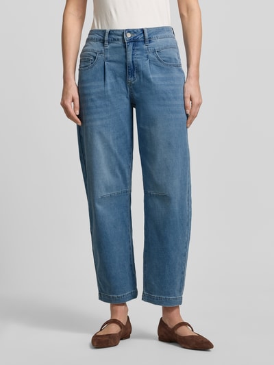 Frauenmodel trägt Straight Fit Jeans in verkürzter Passform Modell 'Cozy' von Buena Vista, heller Blauton, 5-Pocket, Nahaufnahme Vorderansicht. Elastischer Baumwoll-Mix, Knopf- und Reißverschluss, Bundweite 39 cm, Innenbeinlänge 70 cm.
