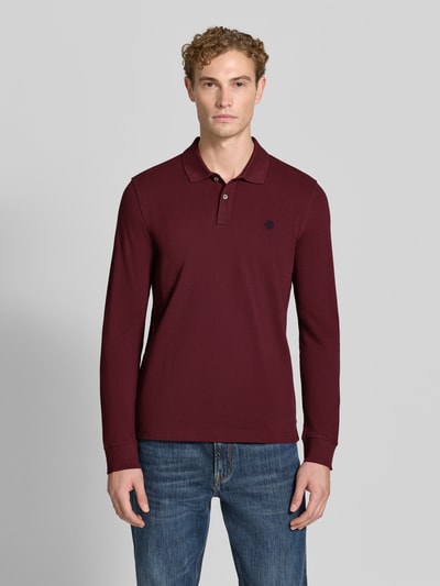 Männermodel trägt Regular Fit Poloshirt aus puur katoen van MCNEAL, Polokraag met knoopsluiting, labelstitching, Heren, met lange mouwen, ruglengte maat M 73 cm, Ganzkörperansicht van voren.