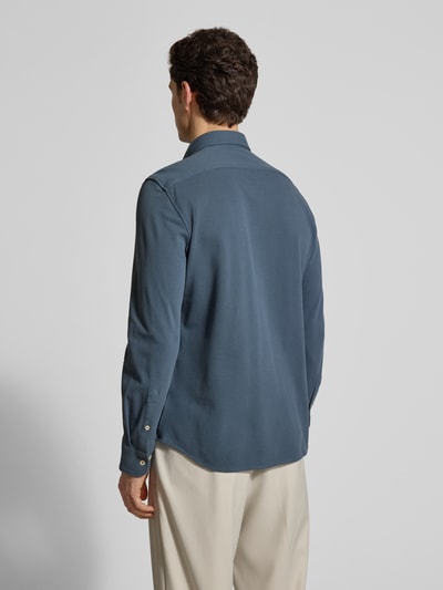 Męski model nosi Shaped Fit Freizeithemd aus reiner Baumwolle od Marc O'Polo, bawełna, kolor jednolity, widok całej sylwetki z tyłu.