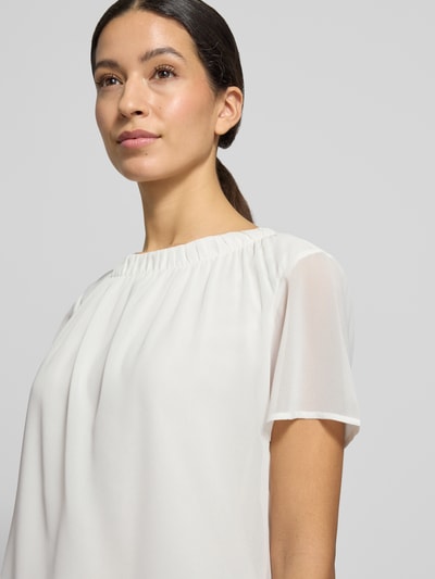 Vrouwenmodel draagt Regular Fit Blusenshirt met semitransparante mouwen van s.Oliver BLACK LABEL, effen, chiffon, close-up bovenlichaam.