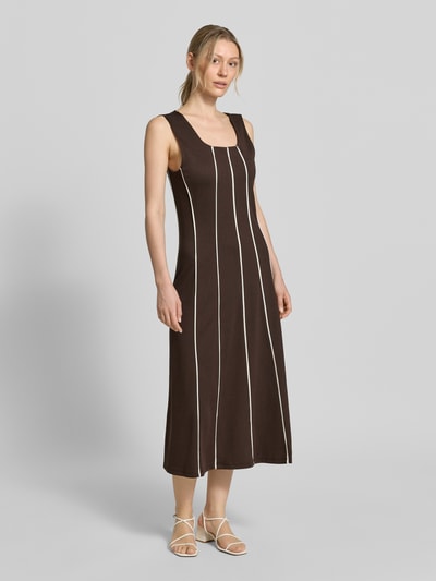 Frauenmodel trägt Midikleid aus Viskose-Mix mit Karree-Ausschnitt von Christian Berg Woman Selection, A-Linie, Allover-Look, Ganzkörperansicht von vorne.