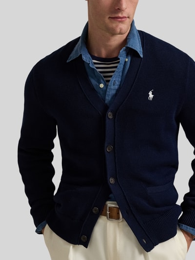 Männermodel trägt Regular Fit Strickjacke aus reiner Baumwolle von Polo Ralph Lauren, unifarben dunkelblau, V-Ausschnitt, Nahaufnahme Oberkörper