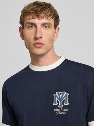 Männermodel trägt Slim Fit T-Shirt mit Motiv-Stickerei von PROHIBITED mit Kontrast-Rundhalsausschnitt, Nahaufnahme Oberkörper.