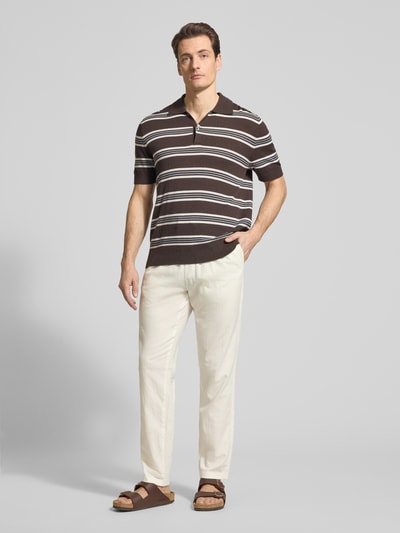 Męski model nosi Straight Fit Leinenhose mit elastischem Bund Modell 'Barton' von Matinique, len z dodatkiem bawełny, krój straight fit, elastyczny pas ze sznurkiem, kieszenie z tyłu, szerokość w rozmiarze M 34 cm, długość nogawki wewnętrznej 78 cm, jasne spodnie, całopostaciowy widok z przodu.