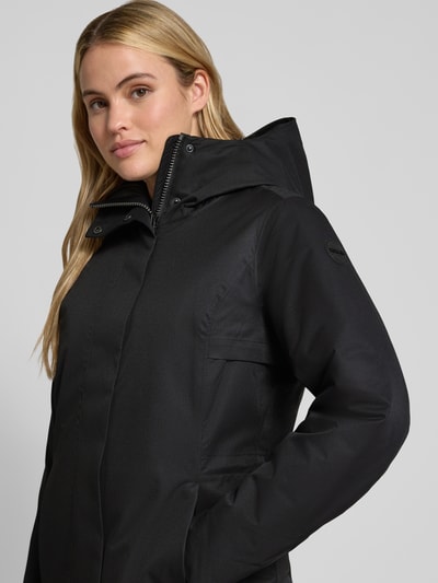 Kobieta modelka nosi czarną parkę Parka mit Kapuze und Eingrifftaschen Modell 'GW66' von G.I.G.A. DX, krój regular fit, wpuszczane kieszenie, kaptur, zamek błyskawiczny zakryty, Długość tyłu w rozmiarze 36: 94 cm, Szerokość ramion w rozmiarze 36: 42 cm, Szerokość klatki piersiowej w rozmiarze 36: 47 cm, Długość rękawów w rozmiarze 36: 65 cm, zbliżenie na górną część ciała z przodu