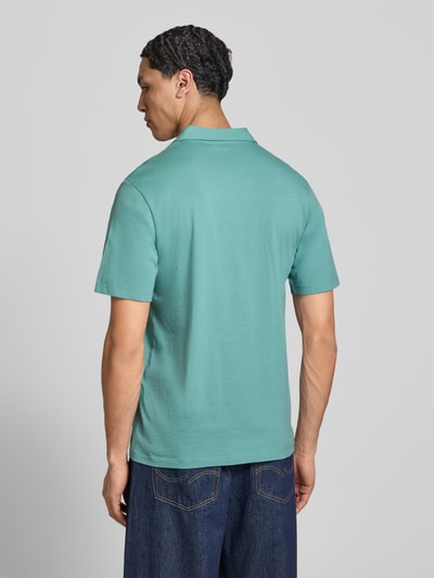 Männermodel trägt Poloshirt mit Label-Print Modell 'BRANDON' von Jack & Jones, Reine Baumwolle, Regular-Fit, Ganzkörperansicht Rückansicht.