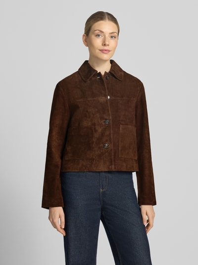 Frauenmodel trägt Lederjacke aus Ziegenvelours mit Eingrifftaschen von Christian Berg Woman, dunkelbraun, glatte Textur, Nahaufnahme Oberkörper. Echtes Ziegenvelours, gerader Schnitt, Kentkragen, Knopfleiste, seitliche Eingrifftaschen.