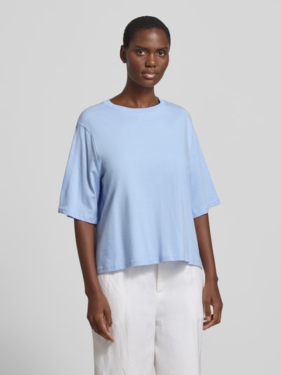 Frauenmodel trägt Boxy Fit T-Shirt aus Bio-Baumwolle Modell 'Derby' von Soyaconcept, Damen T-Shirt in Hellblau, Rundhalsausschnitt, Reine Bio-Baumwolle, Rückenlänge 57 cm bei Größe S, Nahaufnahme Oberkörper.