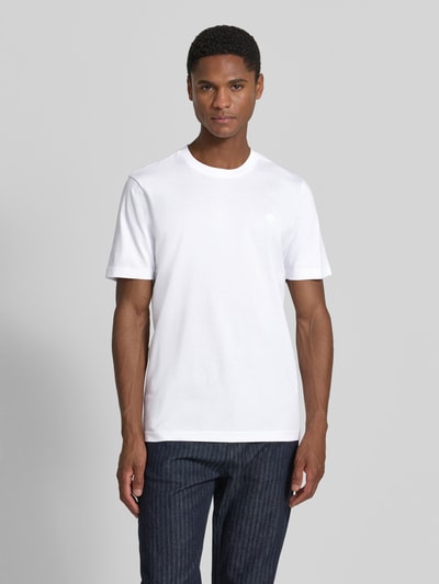 Męski model nosi Regular Fit T-Shirt mit Logo-Stitching od MCNEAL, czysta bawełna, krój regular fit, okrągły dekolt, widok całej sylwetki z przodu.