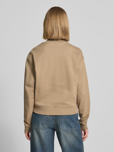 Frauenmodel trägt Regular Fit Sweatshirt aus reiner Baumwolle Modell 'DAXANDRIA' von HUGO, Optik: Unifarben, Logo-Stitching, Rundhals, Langarm, Material: Reine Baumwolle, Ganzkörperansicht Rückansicht.