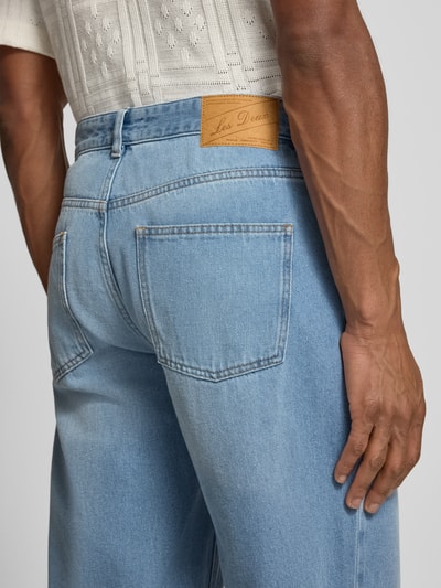 Mężczyzna nosi Straight Fit Jeans im 5-Pocket-Design Modell 'Ryder' od Les Deux, jasnoniebieska bawełna, detal tyłu, Szerokość w rozmiarze 32/32: 43 cm, długość nogawki od wewnątrz: 80 cm, zdjęcie w zbliżeniu na tył.