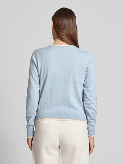 Frauenmodel trägt Strickjacke aus Baumwoll-Kaschmir-Mix von Jake*s Collection in hellem Blau mit gerippten Abschlüssen, Ganzkörperansicht Rückansicht. Regular-Fit, Rundhalsausschnitt, Knopfleiste, Rückenlänge 49 cm, Ärmellänge 59 cm, glatte Textur.