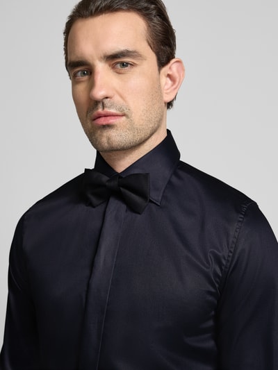 Männermodel trägt Slim Fit Business-Hemd aus Baumwolle mit Kentkragen von Seidensticker, tiefschwarz, verdeckte Knopfleiste, Nahaufnahme Oberkörper. Rückenlänge 77 cm, Schulterbreite 42 cm, Ärmellänge 66 cm bei Größe 40.