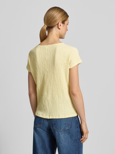 Modelka nosi Relaxed Fit T-Shirt mit Strukturmuster von s.Oliver RED LABEL, efekt: jednolity kolor, z fakturą, krój relaxed fit, okrągły dekolt, rękaw: krótki rękaw, wykończenie materiału: marszczenie, damski t-shirt, widok całej sylwetki z tyłu