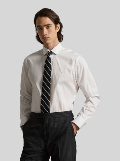 Männermodel trägt Regular Fit Businesshemd aus reiner Baumwolle von Polo Ralph Lauren, biała, gładka faktura, krój regular fit, widok z przodu, ujęcie całej sylwetki
