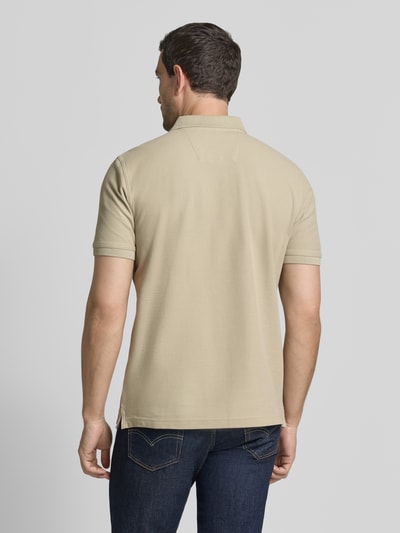 Männermodel trägt Regular Fit Poloshirt mit Label-Stitching von Fynch-Hatton aus Reine Baumwolle, beige, Rückenlänge 72 cm, Ganzkörperansicht Rückansicht.