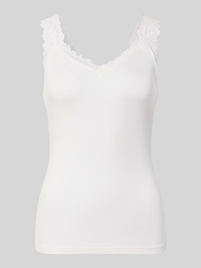 Produktfoto, Slim Fit Tank Top aus Viskose-Mix Modell 'ROSA' von Vero Moda, Optik: Unifarben, Rüschen-Applikation, V-Ausschnitt, breite Träger, Feinripp-Struktur, glatte weiße Oberfläche.
