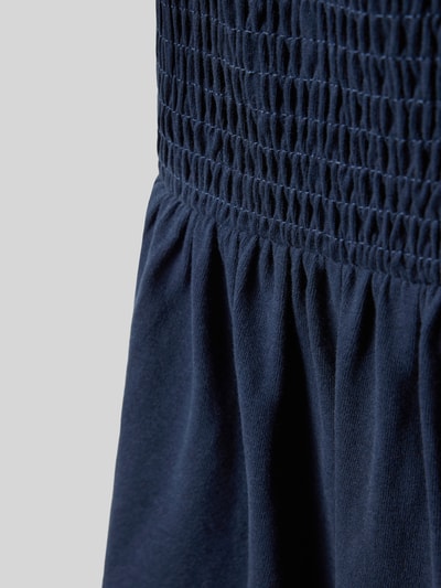 Detailaufnahme, effen kleur met uitlopend design en gestructureerde textuur, vrijetijdsjurk van puur katoen, Tailliertes Freizeitkleid aus reiner Baumwolle van s.Oliver RED LABEL