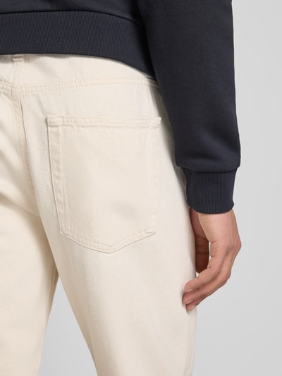 Männermodel trägt Straight Fit Jeans aus reiner Baumwolle von Only & Sons, Optik: Unifarben, Denim, 5-Pocket-Design, Nahaufnahme Rückansicht.