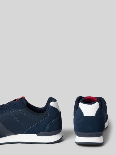 Produktfoto, Low Top Sneaker aus Leder-Mix Modell 'MAXLITE MIX' von Tommy Hilfiger in Dunkelblau mit weißen Details, unifarben, flache profilierte Sohle, Label Print, Schnürung, abgerundete Schuhspitze, Material Velours und Mesh