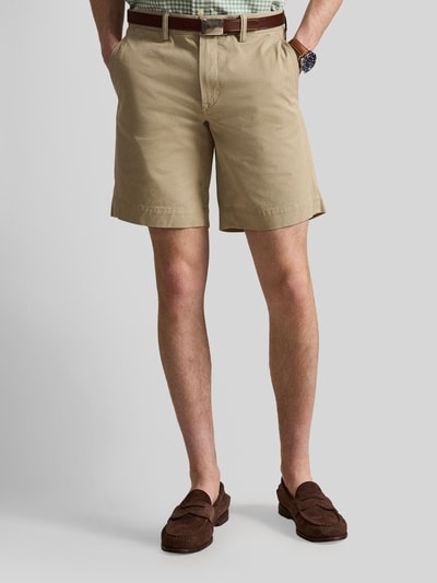 Męski model nosi Straight Fit Chinoshorts aus Baumwoll-Mix von Polo Ralph Lauren, efekt: jednolity kolor, detal z logo, szlufki na pasek, zapięcie na guzik i ukryty zamek błyskawiczny, kieszeń z tyłu, wpuszczane kieszenie, mieszanka bawełny, całkowity widok od przodu