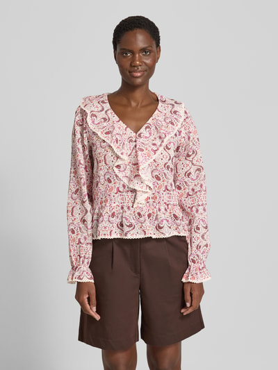 Frauenmodel trägt Regular Fit Bluse mit Allover-Paisley-Print Modell 'Ajda' von Neo Noir aus reiner Baumwolle, rosa-rote Töne, langärmelig, Ganzkörperansicht von vorne.