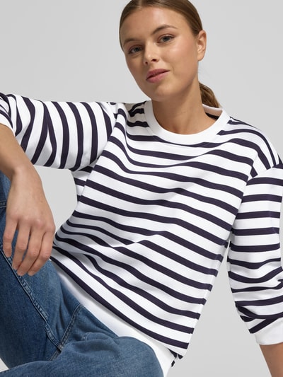 Frauenmodel trägt Regular Fit Sweatshirt aus Baumwoll-Mix von Christian Berg Woman mit Ringel-Optik in Dunkelblau-Weiß, Nahaufnahme Oberkörper.