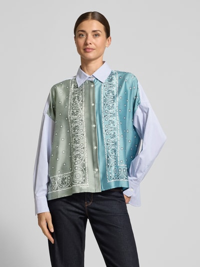 Frauenmodel trägt Langarmbluse mit satinierter Frontpatchwork-Optik von MAX MARA WEEKEND in mehrfarbig, Knopfleiste, Manschetten, Kragen, Ganzkörperansicht von vorne.