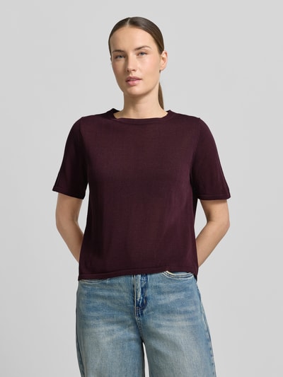 Frauenmodel trägt T-Shirt mit Rundhalsausschnitt Modell 'TENCYM' von Mango, dunkelrot, Regular Fit, Jeans, Nahaufnahme Oberkörper. Material-Mix mit Lyocell-Anteil, Rückenlänge 55 cm, Ärmellänge 25 cm.