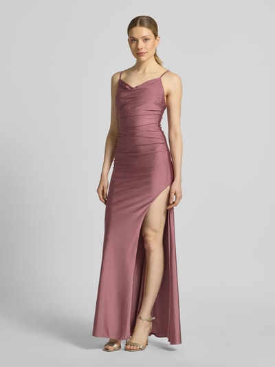 Frauenmodel trägt Abendkleid mit seitlichem Gehschlitz und Wasserfall-Ausschnitt von Mascara aus Satin im Körpernaher-Schnitt als Maxikleid, mit Spaghettiträger und Haken-Reißverschluss, warme mauve Farbe, glatte Oberfläche, Ganzkörperansicht von vorne. Rückenlänge bei Größe 36: 125 cm, Brustweite bei Größe 36: 40 cm.