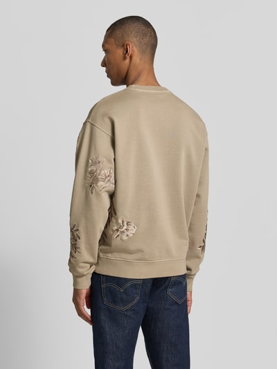 Männermodel trägt Regular Fit Sweatshirt Modell 'Kairo' von Drykorn aus Reiner Baumwolle mit florales Allover-Stitching, Rückansicht Ganzkörperansicht.