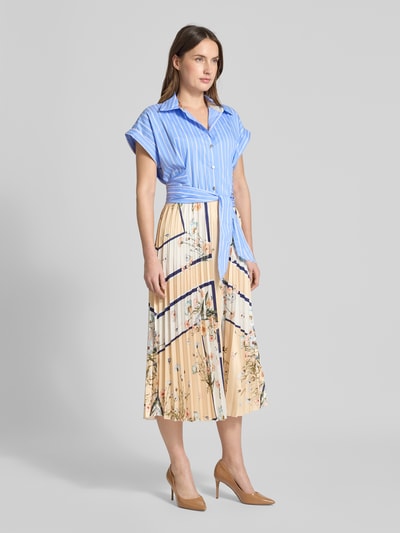 Frauenmodel trägt Regular Fit Midikleid mit Zierschleife von Liu Jo White, blau-beiger Materialmix, florales Falten-Design, Umlegekragen, Kurzarm, tailliert, Ganzkörperansicht von vorne.